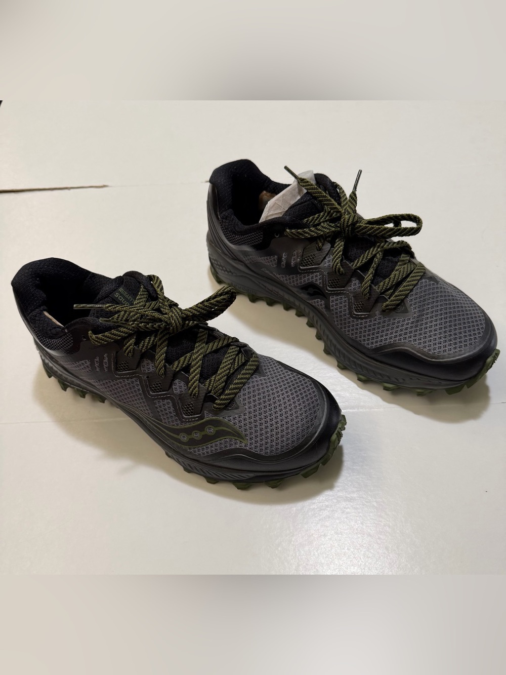 Saucony Sz 9 men’s Everrun sneakers running shoes. Women 10.5